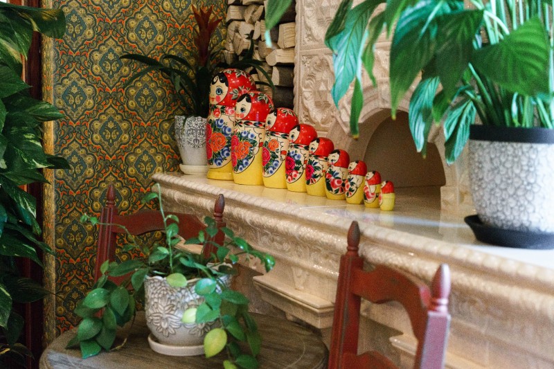 Русские элементы декора в ресторане Mari Vanna Baku