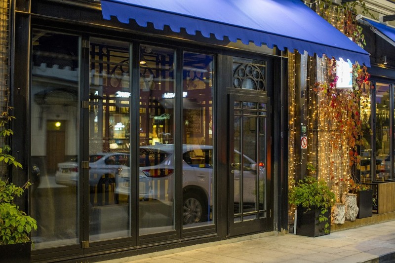 Декор витрины для бара