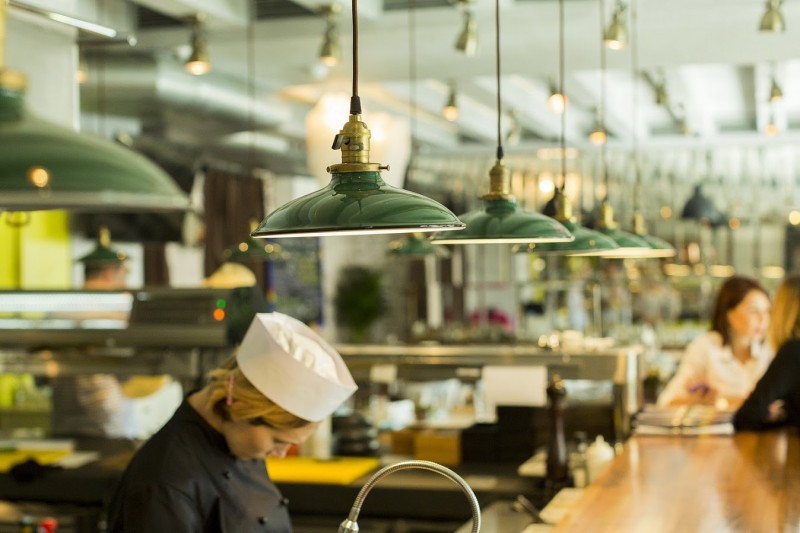 Свеотвой дизайн в баре