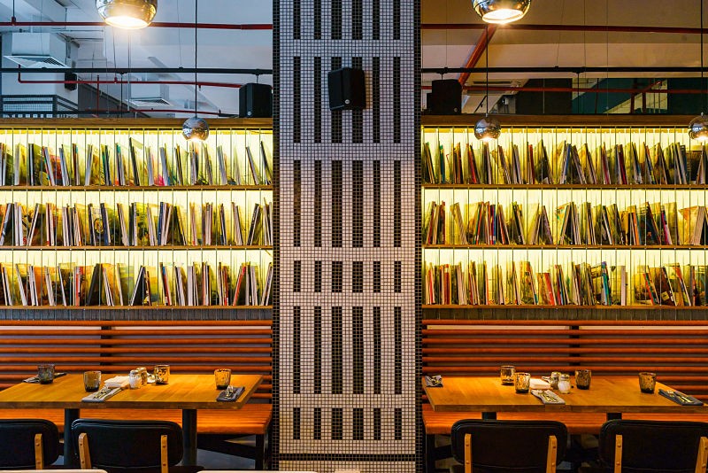 Дизайн зонирования в кафе Local People