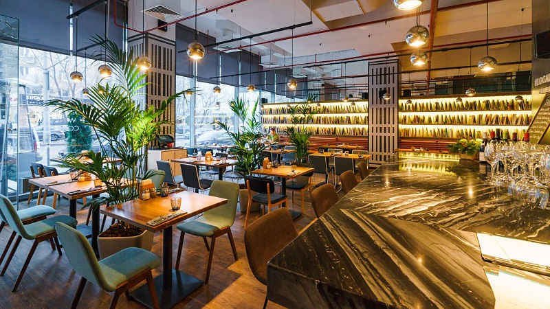 Использование камня в дизайне кафе