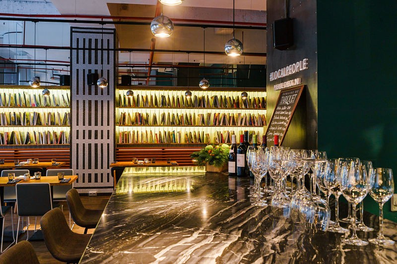 Камень в декоре кафе