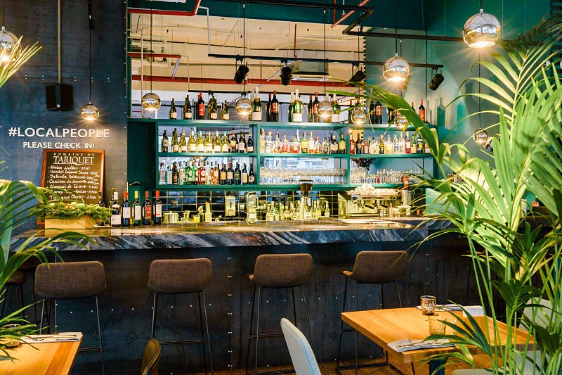 Дизайн барной стойки в кафе Local People